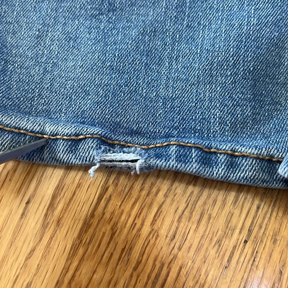 Gap Straight Legged Light Wash Jean - Picture 8 of 11